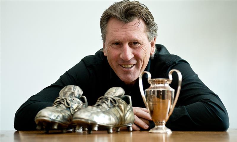 Manfred Kaltz mit seinen Fußballschuhen von 1980, versilbert. Foto Agentur Witters