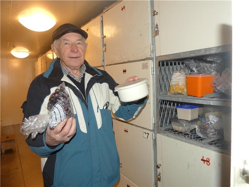 Das ist Drochtersens größter Gefrierschrank Manfred Kutz (85) im Drochterser Kalthaus. Er nutzt sein Fach vor allem für Obst und Gemüse aus dem eigenen Garten. Foto: Knappe