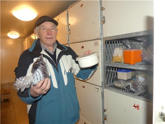 Manfred Kutz (85) im Drochterser Kalthaus. Er nutzt sein Fach vor allem für Obst und Gemüse aus dem eigenen Garten. Foto: Knappe