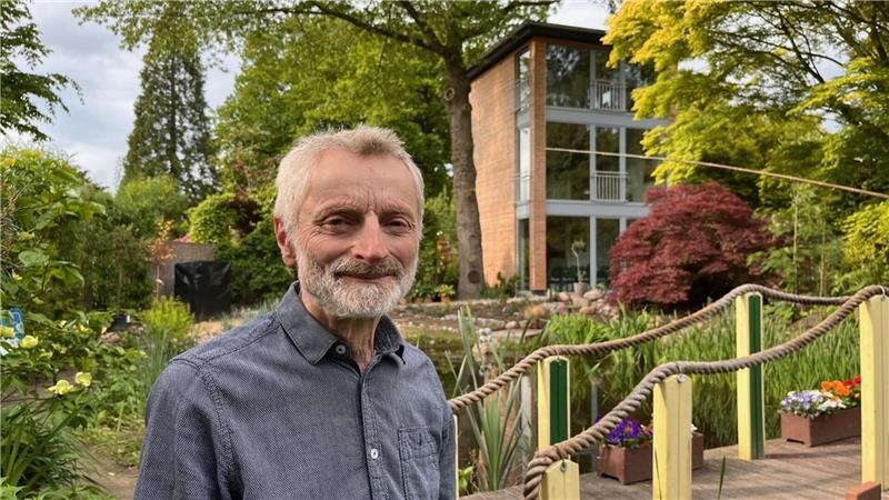 Manfred Maiwald vor seinem Tinytower. Aus der Baumhaus-Idee wurde ein Panoramablick aufs Gartenparadies.