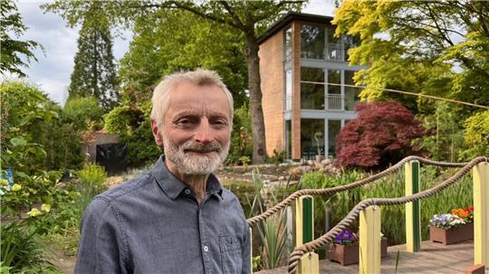Manfred Maiwald vor seinem Tinytower. Aus der Baumhaus-Idee wurde ein Panoramablick aufs Gartenparadies.