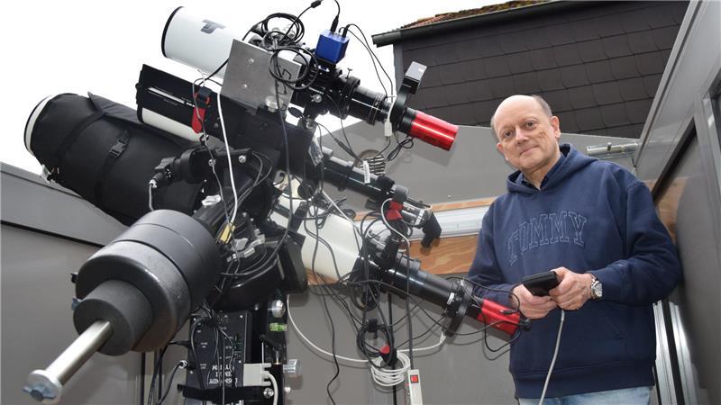 Manfred Mrotzek leitet die Astronomie AG der Volkshochschule Buxtehude. Das Foto zeigt den Physiker in seiner Sternwarte im eigenen Garten.