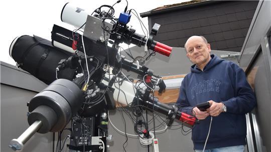 Manfred Mrotzek leitet die Astronomie AG der Volkshochschule Buxtehude. Das Foto zeigt den Physiker in seiner Sternwarte im eigenen Garten.