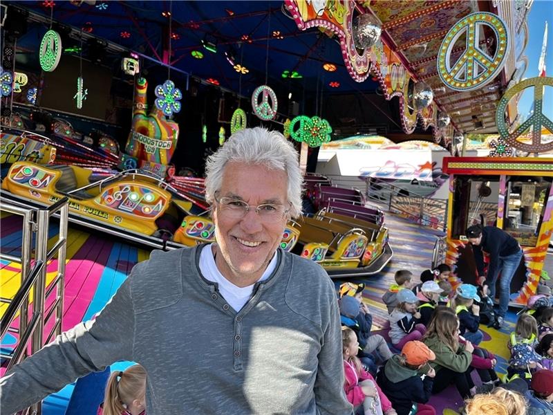 Manfred Ohlrogge vor seinem Karussell „Action“, wo Kinder der Kita Neukloster-Hedendorf nach einer Probefahrt ein Eis essen. Foto: Richter