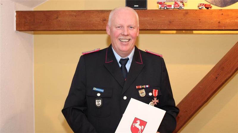 Feuerwehr Harsefeld: Schwerer Verkehrsunfall bleibt in Erinnerung Manfred Petrick wurde mit dem Feuerwehr-Ehrenzeichen am Bande ausgezeichnet.