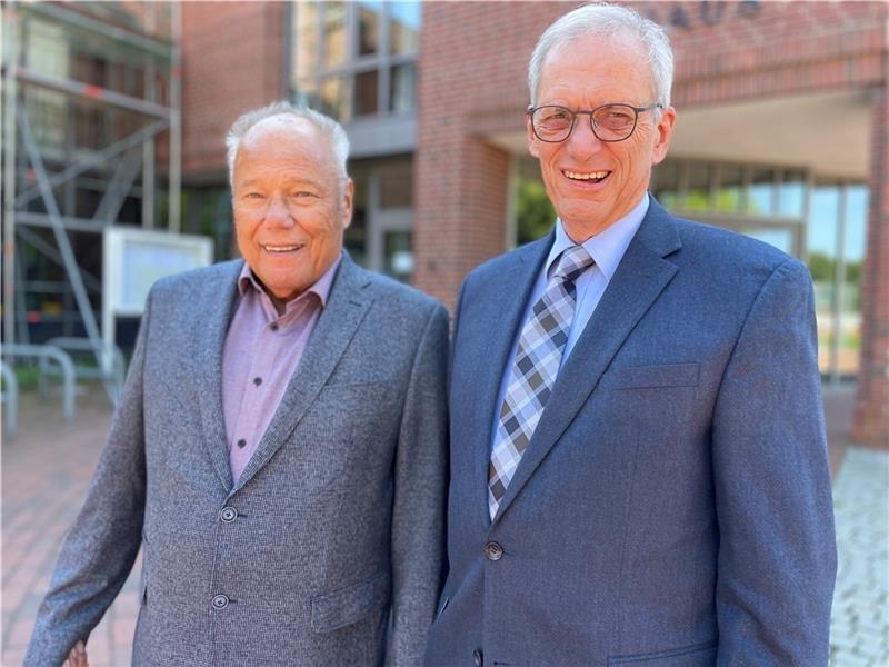 Harsefeld ehrt seine aktiven Vorbilder Manfred Rathjen und Gerhard Meyer wurden für ihre Dienste am Gemeinwesen ausgezeichnet. Foto: Ahrens