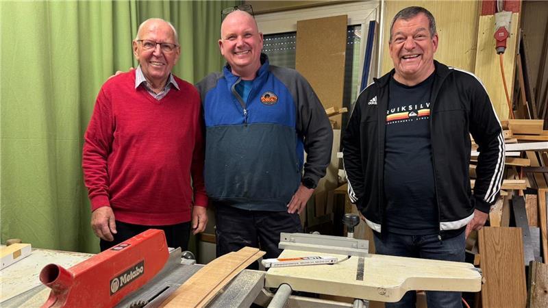 Ohne sie bricht alles zusammen: Ein Blick auf die Horneburger Kulissenbauer Manfred Sosnowski mit seinen Kulissenbau-Nachfolgern Markus Schaller und Dirk Ritter.