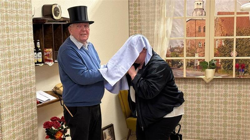 Manfred Sosnowski verblüfft als vermeintlicher Zauberer die faszinierte Anja Schaller (unter dem Handtuch).