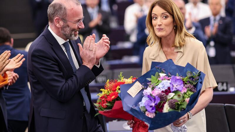 EU-Parlament wählt Roberta Metsola zur Präsidentin Manfred Weber (CSU) freut sich über die Wiederwahl seiner Parteifreundin.