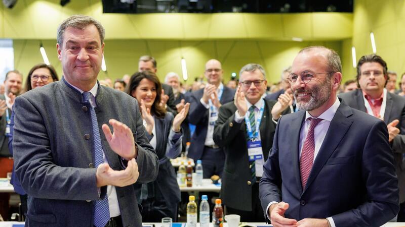 CSU kürt Weber zu Europa-Spitzenkandidat - Attacken auf AfD Manfred Weber steht neben Bayerns Ministerpräsident Markus Söder (CSU) bei der CSU-Delegiertenversammlung zur Europawahl in Nürnberg.