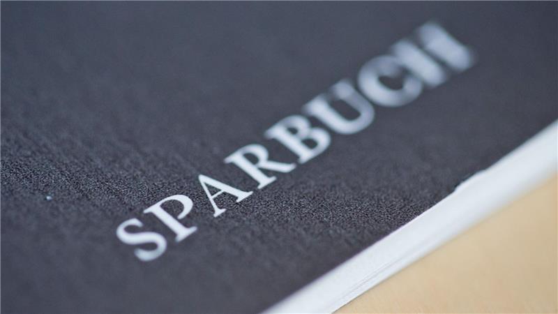 Geld nutzen: Brüssel will Sparer zu Anlegern machen Mangelnde Finanzkompetenz und komplizierte Abläufe beim Investieren: Viele Menschen in der EU sparen ihr Geld, anstatt es anzulegen.