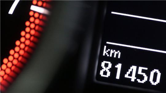 Der Tacho eines Autos zeigt 81.450 km an.