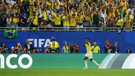 Mann des Spiels: Vinícius Júnior lässt sich von den brasilianischen Fans für sein zweites Tor gegen Schottland feiern.
