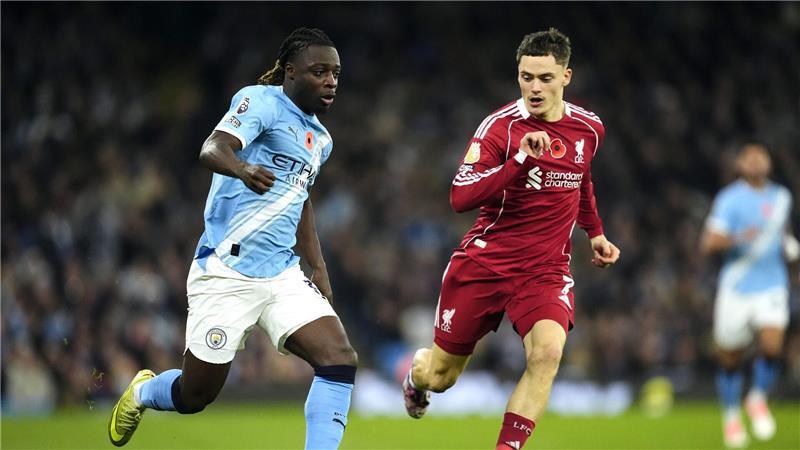 Trotz Haaland-Patzer: Man City deklassiert Liverpool mit 3:0 Mann des Spiels war Jeremy Doku (l), der auch das 3:0 für Man City erzielte.