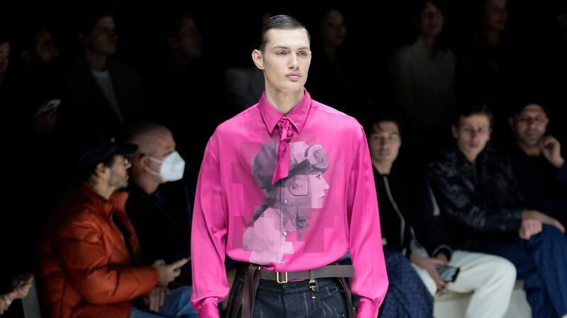Man(n) trägt Pink: Ein Männermodel zeigt ein pinkfarbenes Hemd der Emporio Armani Männerkollektion auf der Männermodewoche in Mailand.