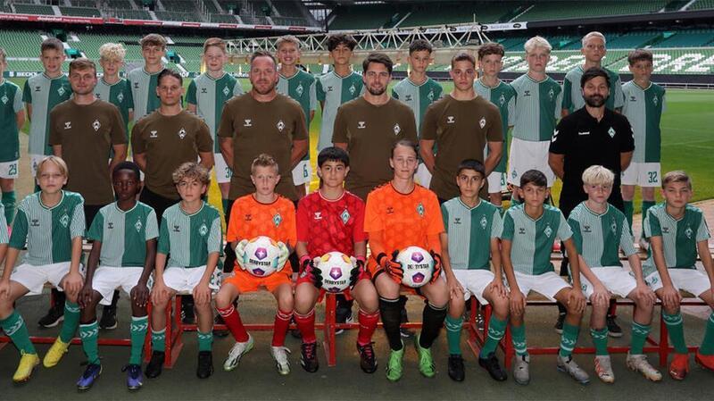 Mannschaftsfoto des SV Werder Bremen mit Tjark Ahrens, er sitzt unten ganz rechts.