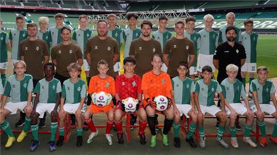 Mannschaftsfoto des SV Werder Bremen mit Tjark Ahrens, er sitzt unten ganz rechts.