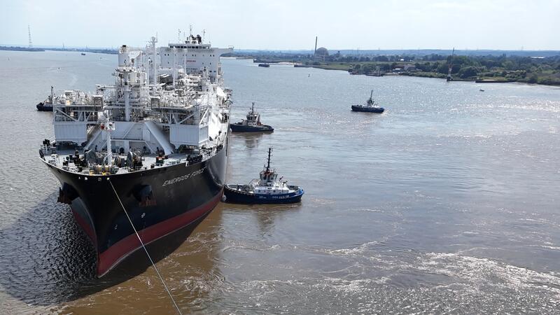 Manöver auf der Elbe. Im Hintergrund ist die Kuppel des früheren Stader Kernkraftwerks zu sehen.