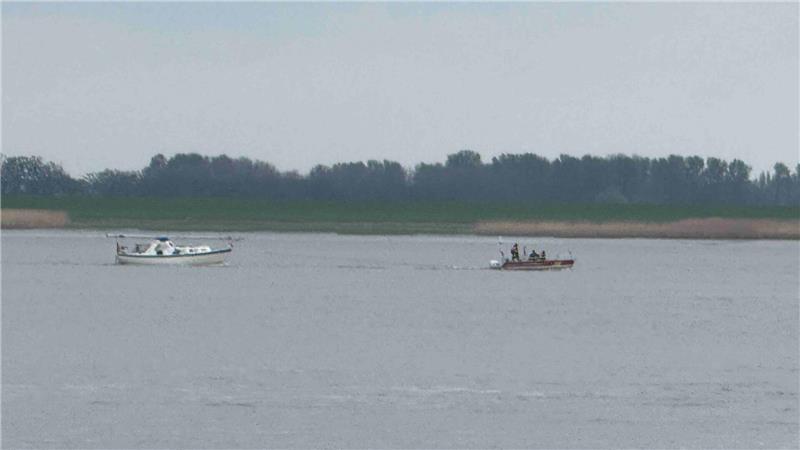 Havarie: Motorjacht treibt manövrierunfähig auf der Elbe Manövrierunfähig schwimmt eine Motorjacht auf der Elbe in Höhe des Alten Landes.