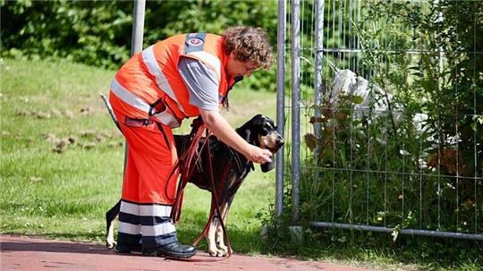 Mantrailer-Trainerin Birgit zum Felde mit Rettungshündin Käthe.