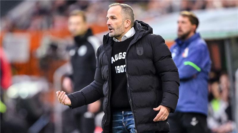 Manuel Baum hilft beim FC Augsburg als Trainer aus.