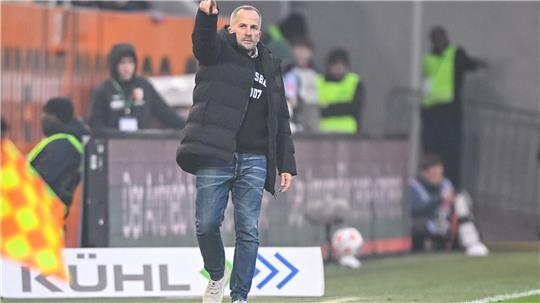 Manuel Baum in Aktion am Spielfeldrand.