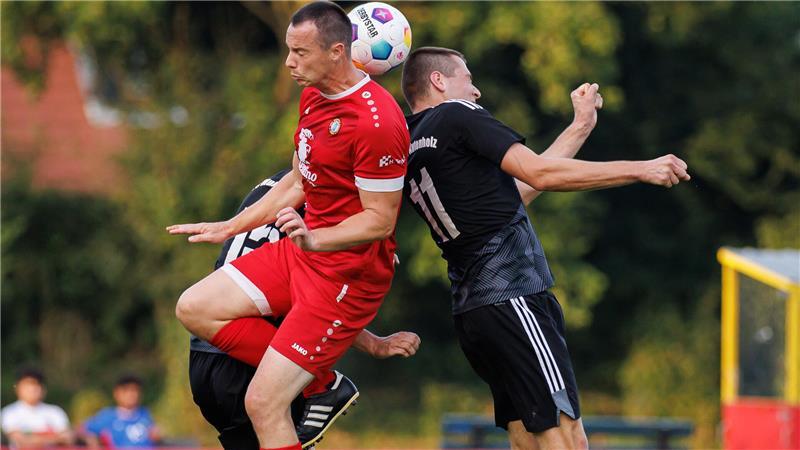 Manuel Detje (links) geht wieder voran und will mit Spitzenreiter Wiepenkathen den sofortigen Wiederaufstieg schaffen.
