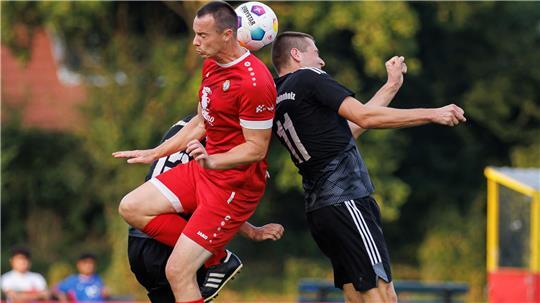 Manuel Detje (links) geht wieder voran und will mit Spitzenreiter Wiepenkathen den sofortigen Wiederaufstieg schaffen.
