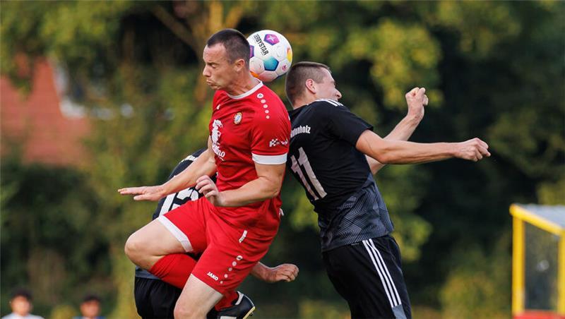 Manuel Detje (links) traf für Spitzenreiter Wiepenkathen. Die Verfolger Mu/Ku und Stade II haben Punkte liegen gelassen.