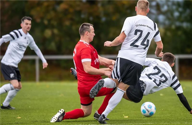 Manuel Detje schmeißt sich wieder in jeden Zweikampf. Ganz am Anfang dachte er noch an die Narbe bei einer Brustannahme.