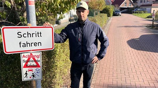 Manuel Marquardt an den von Anwohnern aufgestellten Schildern in der Altmarkstraße.