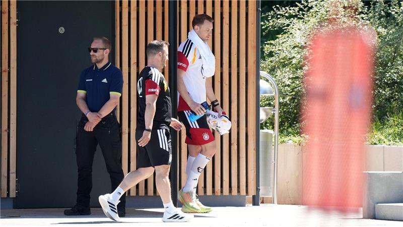 Kimmichs deutliche Kapitänsansage im Neuer-Hype der Fans Manuel Neuer absolviert im DFB-Camp noch ein individuelles Aufbautraining.