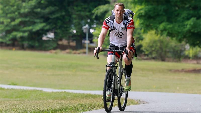 Ist die Wade der neue Waschbrettbauch? Manuel Neuer, „die Wade der Nation“ - der Torhüter kommt auch mal mit dem Fahrrad zum Training. (Archivbild)