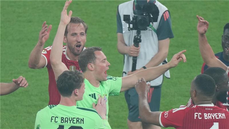 Neuer feiert DFB-Pokalsieg ausgelassen auf dem Rasen Manuel Neuer feiert mit seinen Bayern-Kollegen den Pokalsieg.