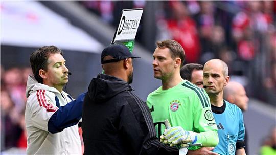 Manuel Neuer (grünes Trikot) wird im letzten Bundesliga-Spiel dieser Saison ausgewechselt. 