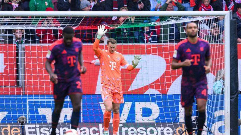 Neuers Rekord-Fauxpas: Den Bayern droht die Torwart-Debatte Manuel Neuer hebt entschuldigend die Hände.