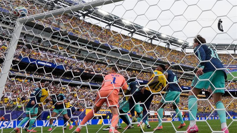 Neuers Warten auf die „Winner-Aktionen“ Manuel Neuer kommt gegen Ecuadors Gonzalo Plata zu spät.