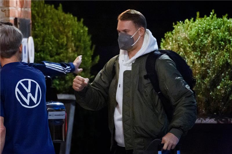 Manuel Neuer kommt in ein Hotel in Hamburg vor den Qualifikationsspielen zur Fußball-Weltmeisterschaft. Foto: Gregor Fischer/dpa