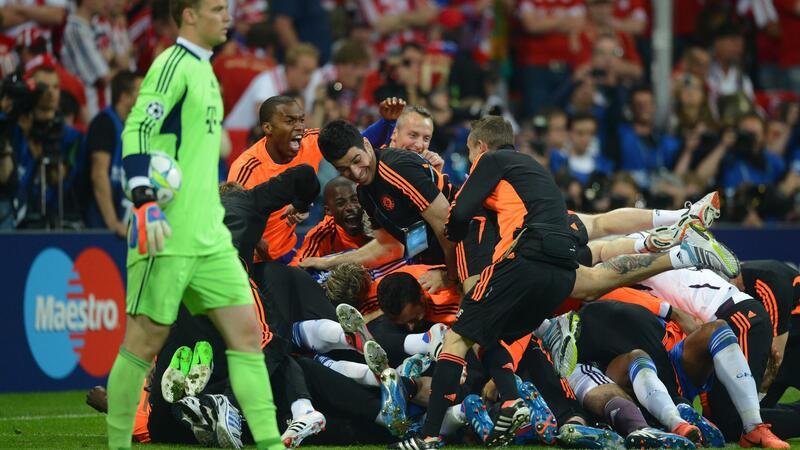 Neuer und Müller haben noch eine Verabredung „dahoam“ Manuel Neuer (l) nach dem entscheidenden Elfmeter, im Hintergrund jubeln die Chelsea-Profis.