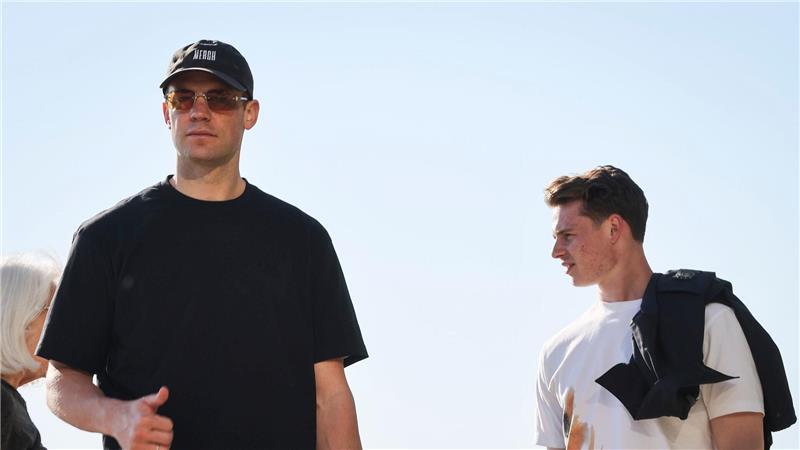 Manuel Neuer (l.) und Jonas Urbig (r.) gehen in Chicago spazieren. 