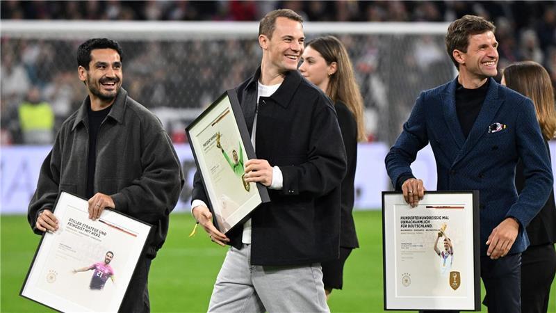 Manuel Neuer (m) verabschiedete sich schon aus dem DFB-Team. Gibt es eine überraschende Rückkehr? (Archivbild)