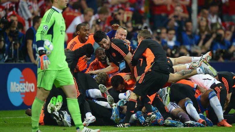 Neuer und das Finale in München als „würdiger Abschluss“ Manuel Neuer nach dem verlorenen Finale 2012 in München. Im Hintergrund jubeln die Spieler des FC Chelsea.