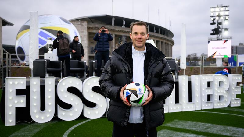 EM-Ball und Name präsentiert – „Fliegen unterschiedlich“ Manuel Neuer präsentiert den EM-Ball „Fußballliebe“.