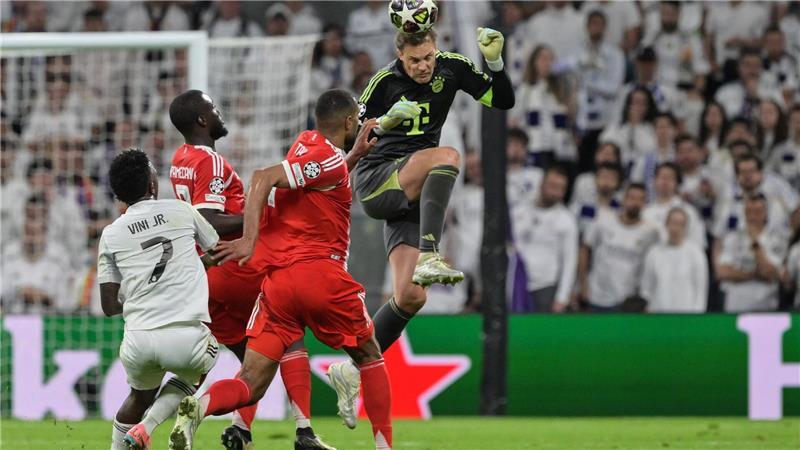 „X-Faktor“ Neuer plant seine Zukunft und wehrt WM-Fragen ab Manuel Neuer (r) klärte auch mal in höchster Not mit dem Kopf außerhalb des Strafraums.