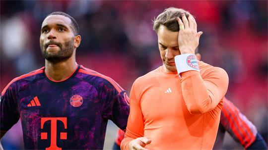 Manuel Neuer (r) nach dem Spiel und seinem heftigen Patzer in Augsburg.