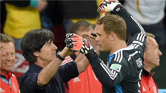 Manuel Neuer (r) war in der Amtszeit von Bundestrainer Joachim Löw immer die Nummer eins im Tor. (Archivbild)