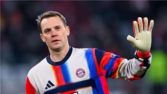 Manuel Neuer sagt noch nicht „Servus“. Der 40-Jährige hängt noch ein Jahr dran beim FC Bayern. (Archivbild)