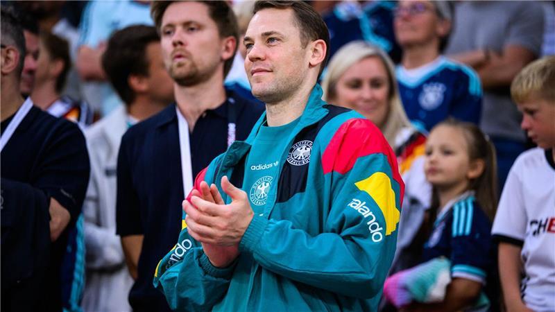 Manuel Neuer schaut beim Testspiel der DFB-Elf zu. (Archivbild) 