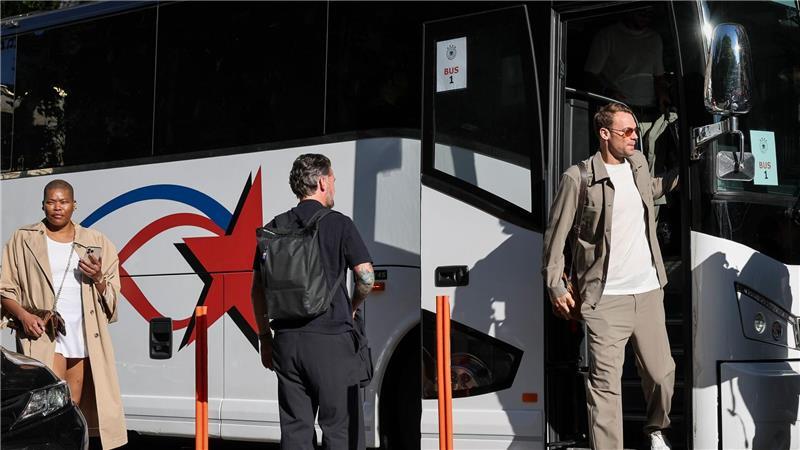 Manuel Neuer steigt aus dem DFB-Bus in Chicago. 