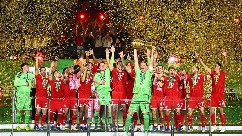 Manuel Neuer stemmt den DFB-Pokal in die Höhe. 